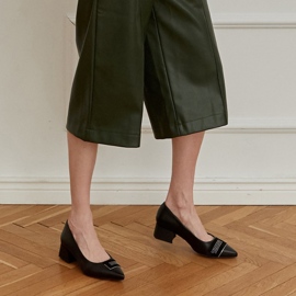 Marco Shoes Crne pumpe s niskim potpeticama, ukras mlaznicama crna 1