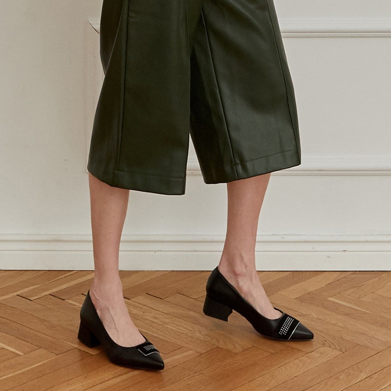 Marco Shoes Crne pumpe s niskim potpeticama, ukras mlaznicama crna 1