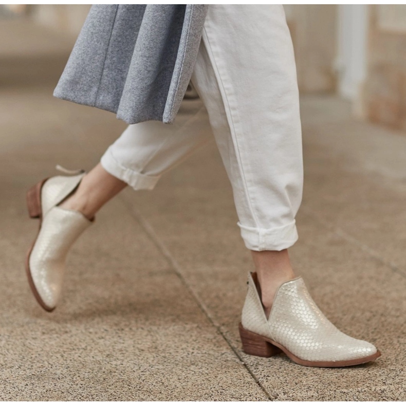 Marco Shoes Gležnjače od prirodne antilopa s V izrezom zlatni 1