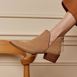 Marco Shoes Bež čizme od prirodnog antilopa s V izrezom 1