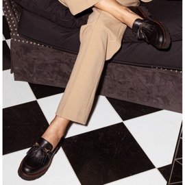 Marco Shoes Natikače sa zlatnim lancem na laganom potplatu crno 1