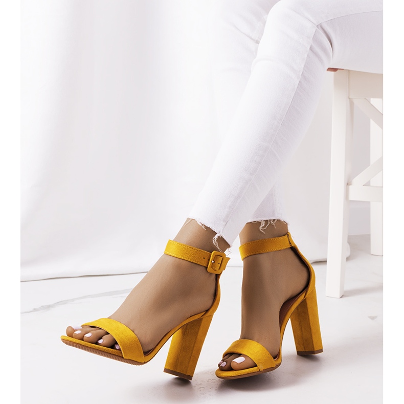 Žute sandale na Hopkinsovom stupu žuta boja 1