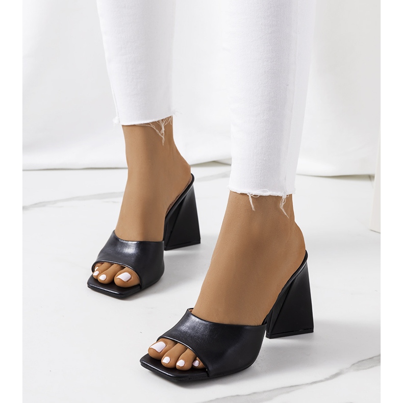 Crne papuče na postu Istila crna 1