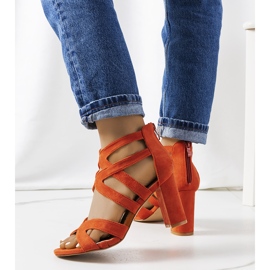 Narančaste sandale na Maddox postu 1