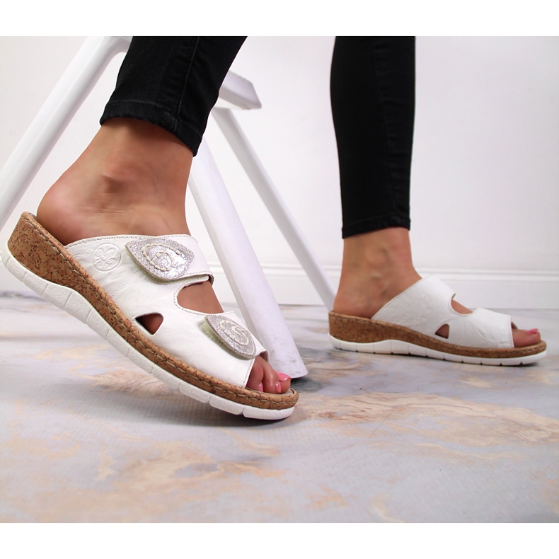 Bijele Rieker V7151-80 ženske kožne papuče s čičak klinovima bijela 2