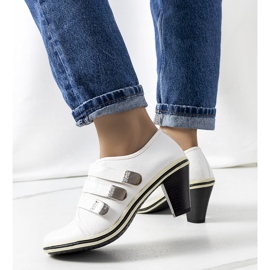 Bijele cipele na Payla stubu bijela 1