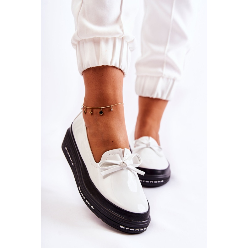 Vinceza Ženske lakirane mokasine na klin s bijelim volanima bijela 1