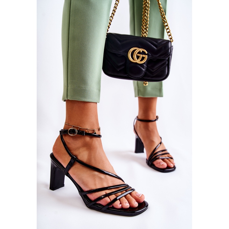 Klasične crne lakirane sandale na petu Milani crno 2