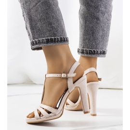 Bež sandale na Fossel stupu 1