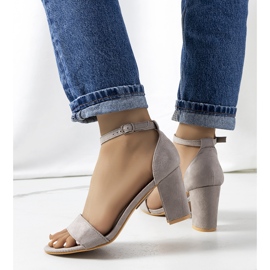 PA1 Sive sandale na stupu Karella žuta boja 1