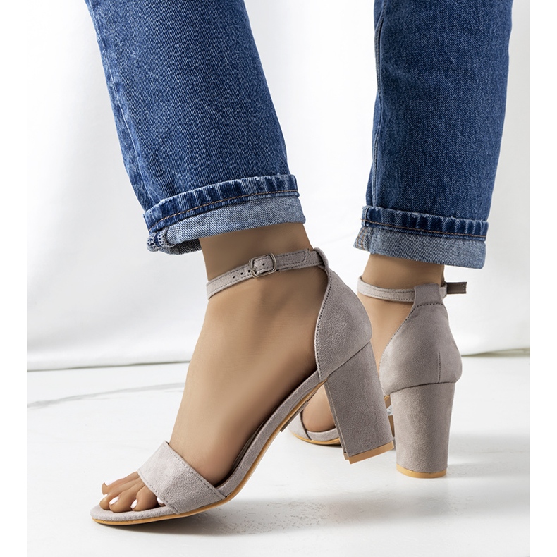 PA1 Sive sandale na stupu Karella žuta boja 1