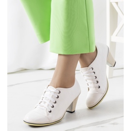 Bijeli brogovi na Belisle stubu bijela 1