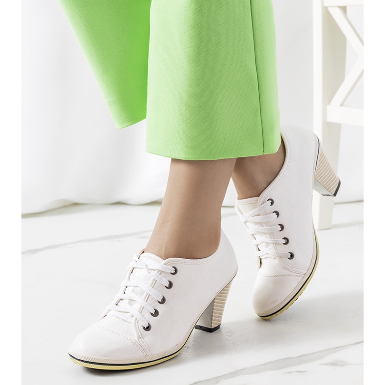 Bijeli brogovi na Belisle stubu bijela 1