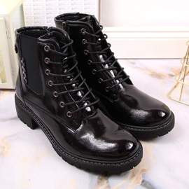 Ženske crne izo čizme, lakirane Vinceza crna 1