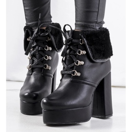 Crne čizme na stupu Madina crna 1