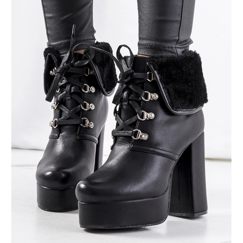 Crne čizme na stupu Madina crna 1