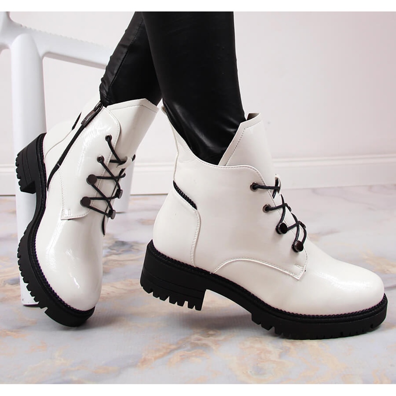 Ženske cipele, lakirane, tople bijele Potocki bijela 1