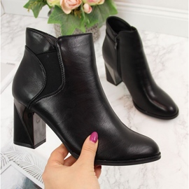 Jezzi Crne izolirane čizme na ukrasnom stupiću crna 1