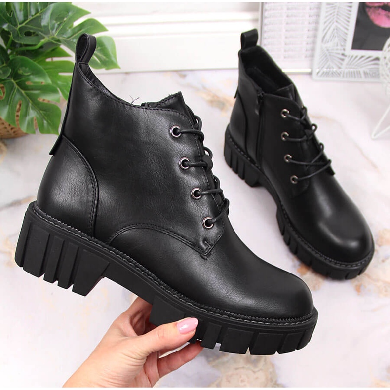 Ženske izolirane radnice na crnoj Sergio Leone platformi 1