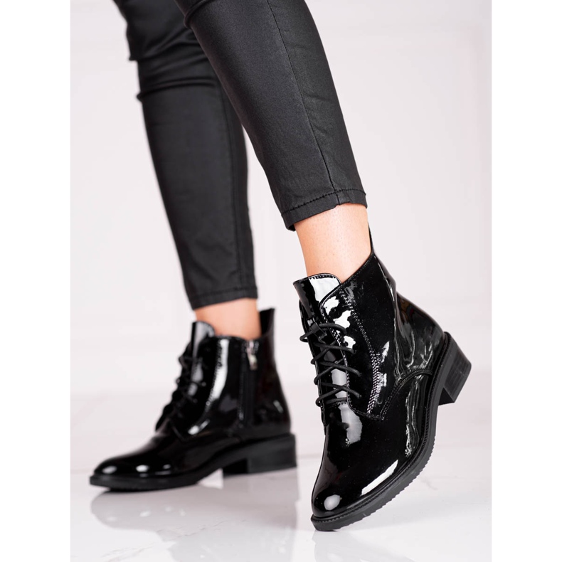 Elegantne ženske Shelovet čizme na vezanje od lakirane ekološke kože crna 1