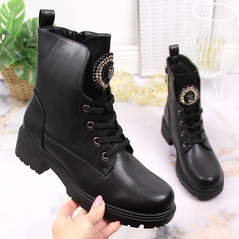 S.Barski Crne ženske čizme s perlicama izolirane crne S. Barski crno 1