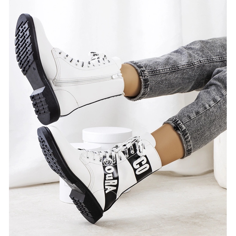 Bijele tenisice ukrašene natpisima bijela 1