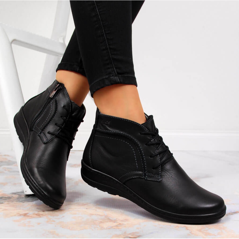 Crne izolirane kožne čizme crne boje Helios 612-2 crna 2