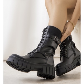 Postaja crnih traperica crno 1