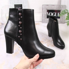 Čizme na stupu s ukrasom od izoliranog Jezzi W JEZ384 crno 1