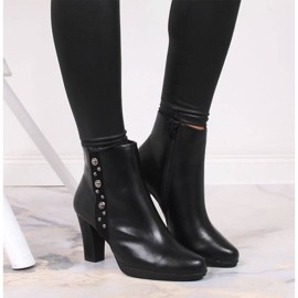 Čizme na stupu s ukrasom od izoliranog Jezzi W JEZ384 crno 2