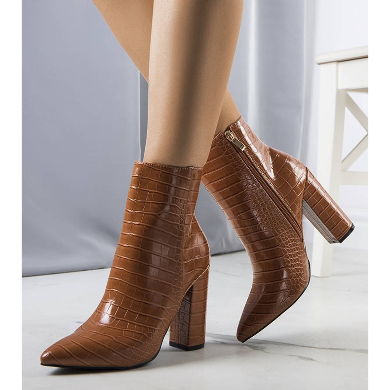 BM Smeđe gležnjače na stupu Lira smeđa 1