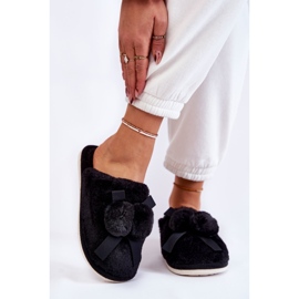 Ženske crne Castello krznene papuče s pomponima crno 1