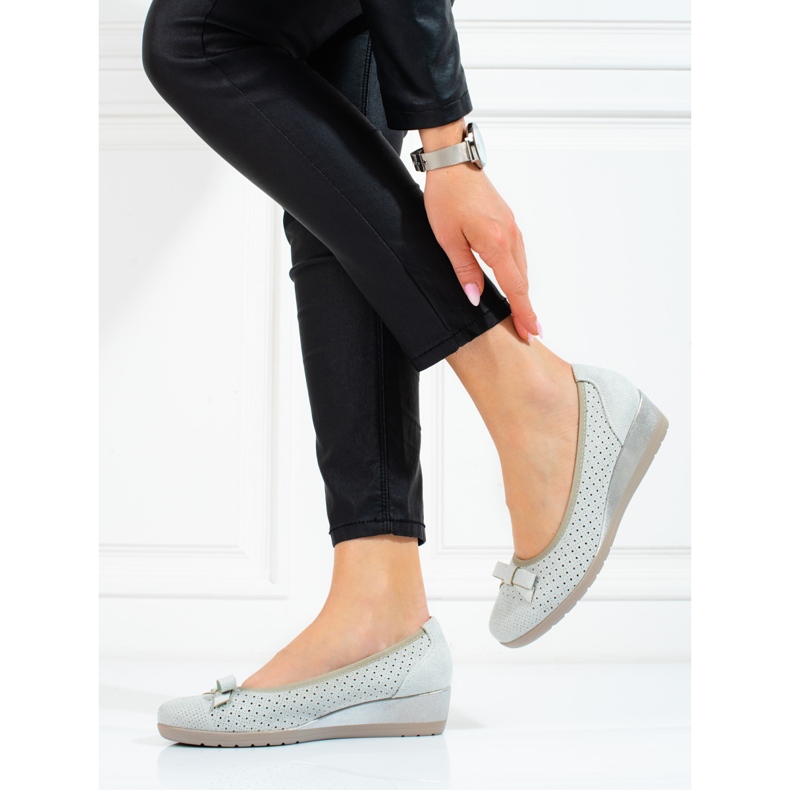 W. Potocki Ženske niske pumpe na klin Potocki ažur siva 2