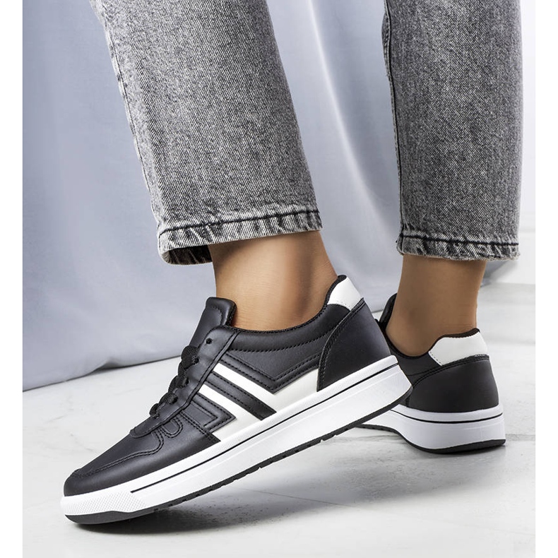 BM Crne tenisice s bijelim umetcima iz Olympie crno 1