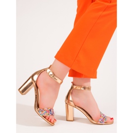 Elegantne zlatne sandale s perlama iz Sheloveta zlatni 1