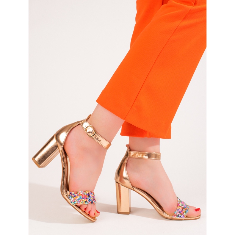 Elegantne zlatne sandale s perlama iz Sheloveta zlatna 1