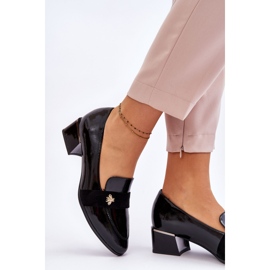 Vinceza Crne lakirane kožne cipele na nisku petu s ukrasom Doria crno 2