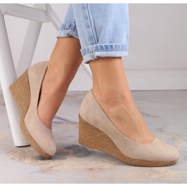 Ženske bež cipele na klin od brušene kože Potocki SZ12024 1