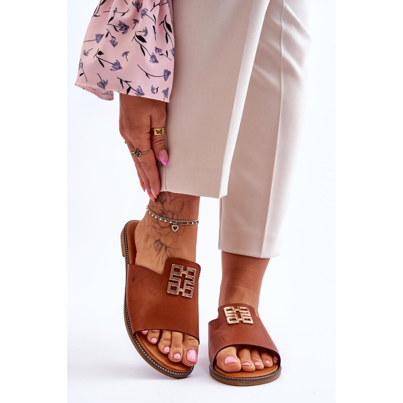 FJ1 Ženske udobne moderne papuče s ukrasom boje kamile Ayanna smeđa 1