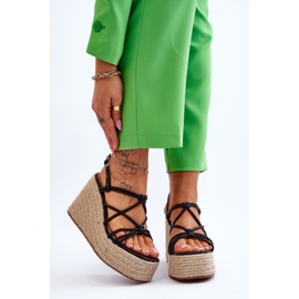 Moderne sandale na klin s pletenicom crne Nessia crna 1