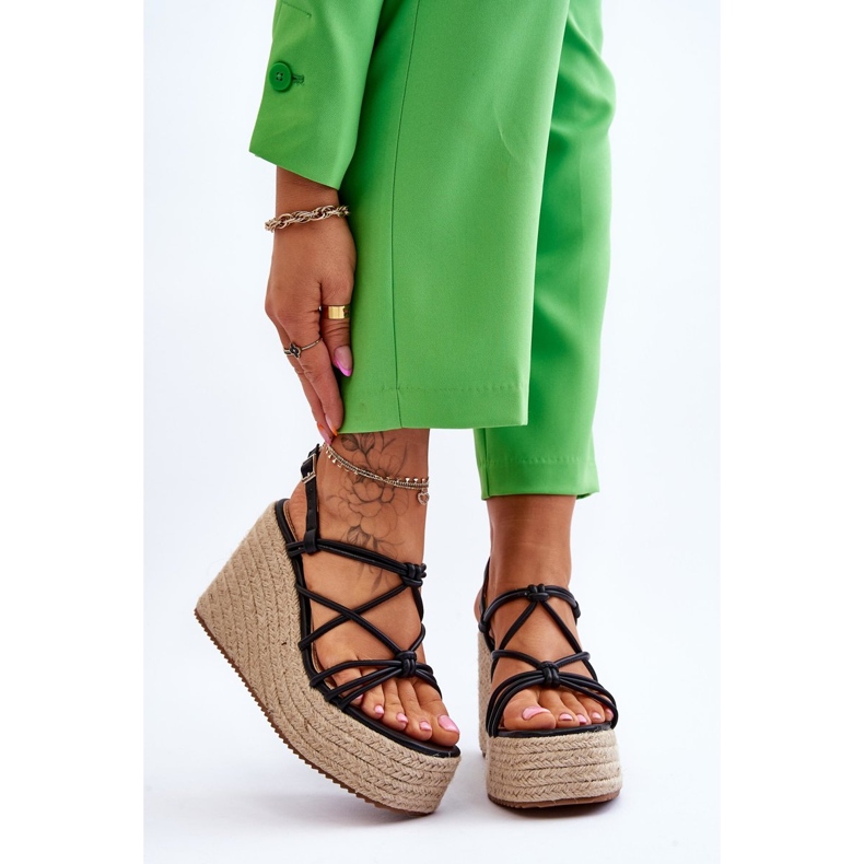 Moderne sandale na klin s pletenicom crne Nessia crna 1