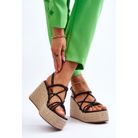Moderne sandale na klin s pletenicom crne Nessia crna 2