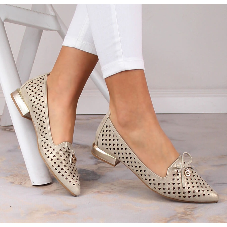 Ženske ažurne zlatne cipele na špic Jezzi ASA178-5 zlatna 1