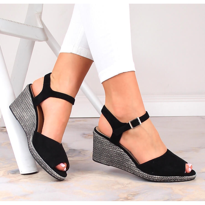 Ženske crne sandale na klin od brušene kože Potocki SZ12100 crno 1