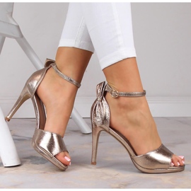 Zlatne lakirane sandale s iglama Potocki YQ21037 zlatna 1