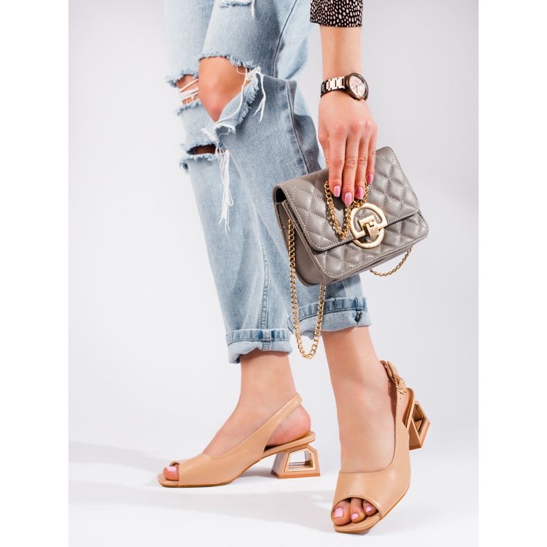 Vinceza Bež sandale s niskom ukrasnom petom iz Vinceze 1