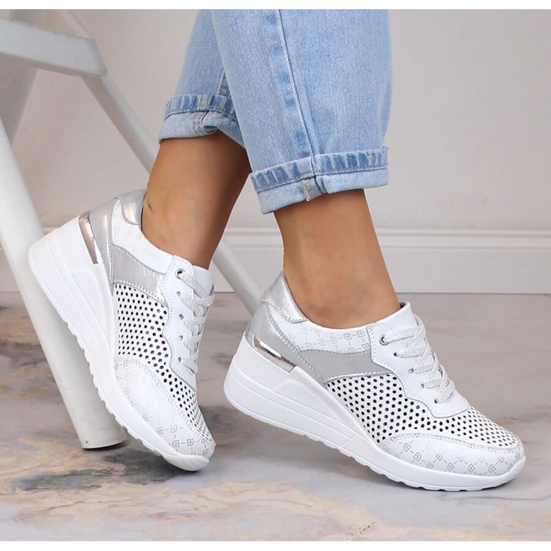 Kožne udobne ažurne cipele na wedges bijele boje S.Barski LR29587 bijela 1