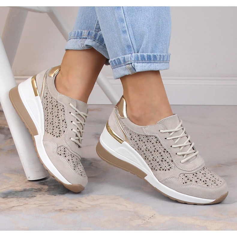 Ženske kožne antilop cipele na bež ažur klinu Filippo DP4669 1