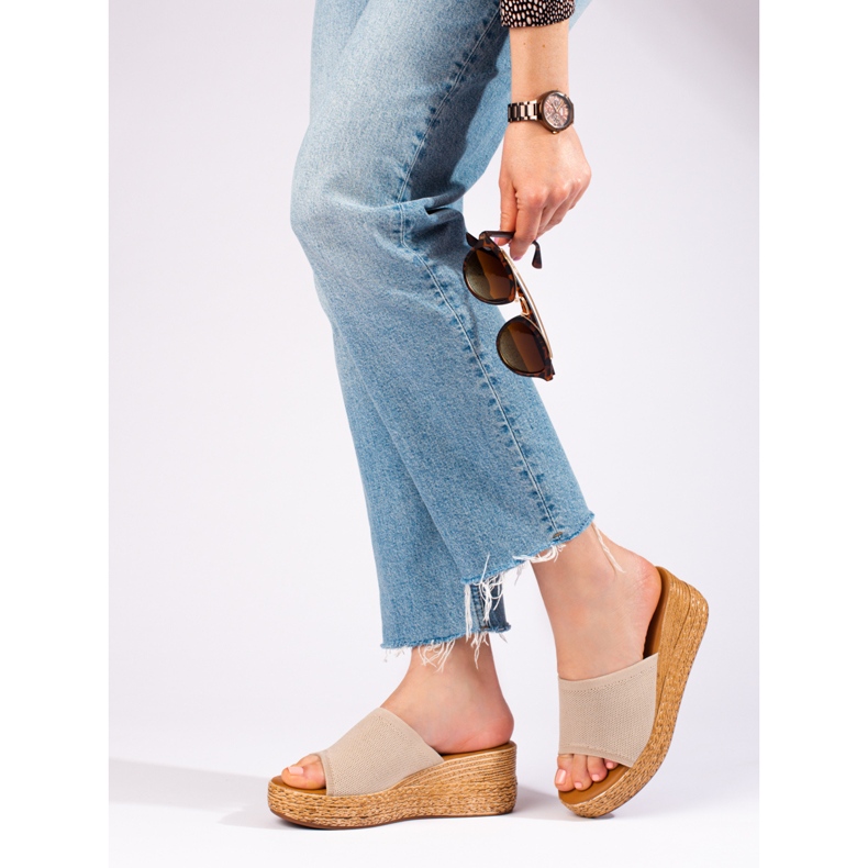 Ažurirane ženske sandale na klin u bež boji Shelovet 1