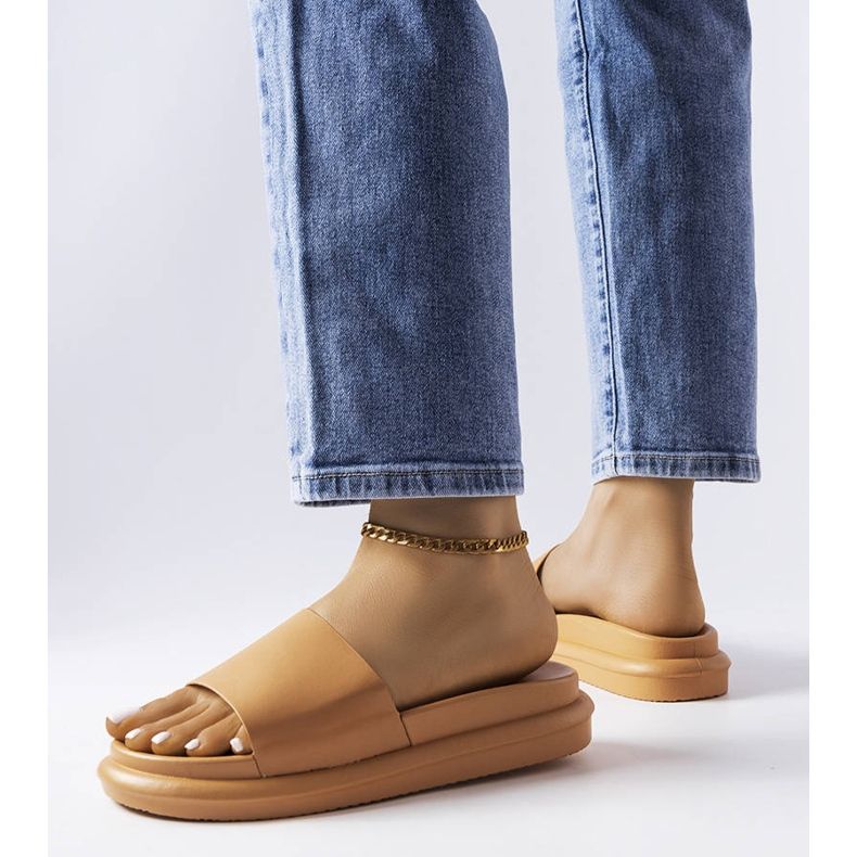 Smeđe sandale s platformom marke Paquette smeđa 1